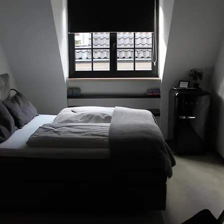 Apartment Square 8