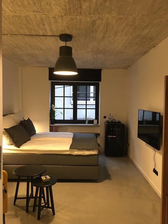 Apartment Square 8